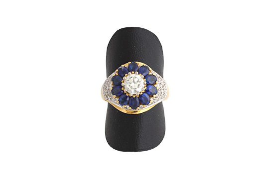 1 ANELLO IN O.B. 18 KR. CON BRILLANTE DI KT. 0,80 C.a CLASSIFICABILE: PUREZZA VS1, COLORE G-J E BRILLANTI PER COMPL. KT. 0,50 C.a CLASSIFICABILI: PUREZZA VS2, COLORE G-J E 10 PR. ZAFFIRI TG. OVALE PER COMPL. KT. 2,00 C.a (1 BRILLANTINO MANCANTE) GR. TOT. 10,10