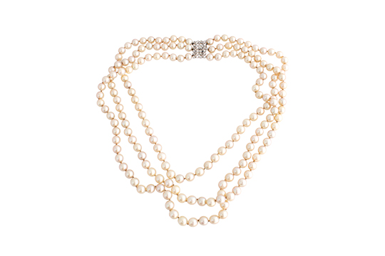 1 COLLANA A 3 FILI DI PERLE DA 8,00 MM CON CHIUSURA IN O.B. 18 KR. CON BRILLANTI PER COMPL. KT. 0,80 C.a