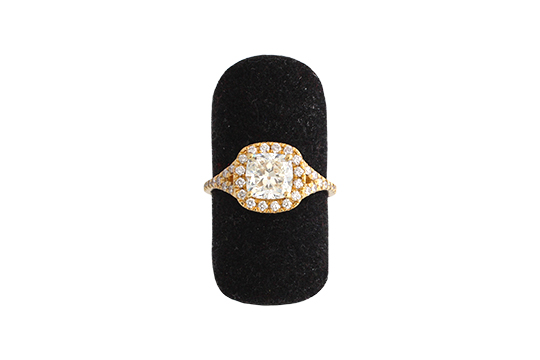 1 ANELLO IN O.G. 18 KR. CHE INCASTONA CENTRALMENTE 1 BRILLANTE TG. CUSHION DI KT. 1,50 C.a CLASSIFICATO: PUREZZA VS, COLORE H, CONTORNATO DA BRILLANTI PER COMPL. KT. 0,41 C.a CLASSIFICATI: PUREZZA VS, COLORE E-F, CORREDATO DA CERTIFICATO GEMMOLOGICO IGI (MISURA 53) GR. TOT. 3,55