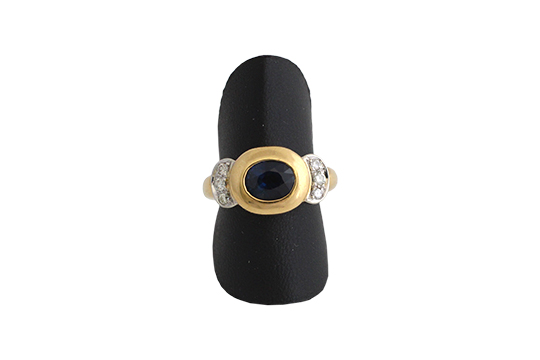 1 ANELLO IN O.G. 18 KR. CON PR. ZAFFIRO TG. OVALE DI KT. 1,00 C.a E BRILLANTI PER COMPL. KT. 0,15 C.a GR. TOT. 7,85