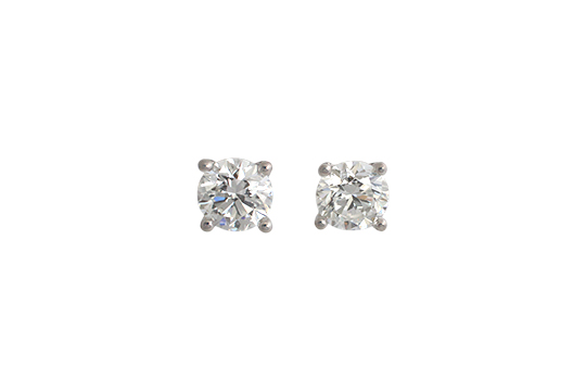 1 PAIO DI ORECCHINI PUNTO LUCE IN O.B. 18 KR. CON 2 BRILLANTI PER COMPL. KT. 1,80 C.a CLASSIFICATI: PUREZZA SI1, COLORE G, CORREDATI DA CERTIFICATI GEMMOLOGICI GIA, GR. TOT. 2,60