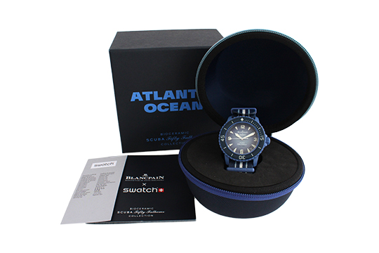 1 OROLOGIO SWATCH SCUBA FIFTY FATHOMS “ATLANTIC OCEAN” (BLANCPAIN X SWATCH) AUTOMATICO CON CASSA IN BIOCERAMICA E CINTURINO IN TESSUTO, FORNITO DI SCATOLA E GARANZIA ORIGINALI (FUNZIONANTE)