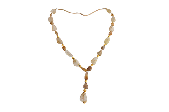 1 COLLANA “SAUTOIR” IN PR. QUARZO RUTILATO SFACCETTATO CHE INTERCALA INSERTI IN METALLO DORATO