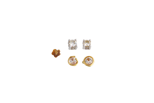 2 PAIA DI ORECCHINI PUNTO LUCE CON PIETRE SEMIPREZIOSE E 1 ORECCHINO SINGOLO (PIETRA MANCANTE) TUTTO IN ORO 18 KR. GR. TOT. 3,45