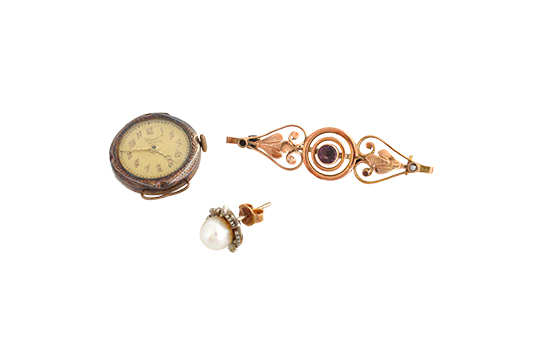 1 ANTICA SPILLA CON PIETRA N.P., 1 ANTICO OROLOGIO SIGNAL, SENZA CINTURINO (N.C.F.) E 1 ORECCHINO SINGOLO CON PERLA TUTTO IN ORO 14 KR. GR. TOT. (INCL. MOV.) 13,40