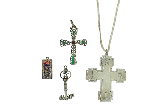 1 ANTICA CHIAVE, 1 COLLANA, 3 CIONDOLI (1 SENZA CONTROMAGLIA) TUTTO IN ARGENTO 800-900‰ GR. 40,95