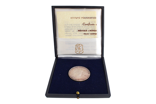 1 MONETA COMMEMORATIVA IN ARGENTO 986‰ “ITALIA CAMPIONE DEL MONDO ESPANA 1982” PRODOTTA IN 50219 ESEMPLARI, CONIATA DALL'ISTITUTO POLIGRAFICO E DALLA ZECCA DELLO STATO ITALIANO, FORNITA DI SCATOLA E CERTIFICATO DI GARANZIA ORIGINALI GR. 18,00