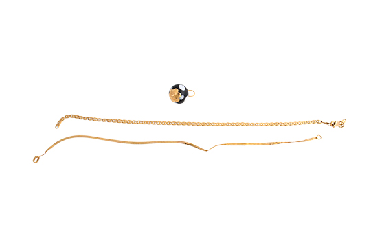 2 BRACCIALETTI ROTTI E 1 CIONDOLO CON PIETRA SEMIPREZIOSA, TUTTO IN ORO 14 KR. GR. TOT. 5,40