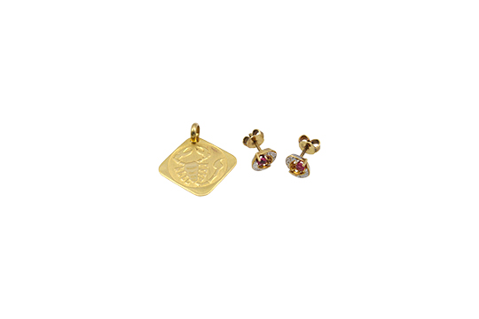 1 PAIO DI ORECCHINI CON PIETRE SEMIPREZIOSE E BRILANTINI TG. HUIT-HUIT, 1 CIONDOLO SEGNO ZODIACALE, TUTTO ORO 18 KR. GR. TOT. 3,55