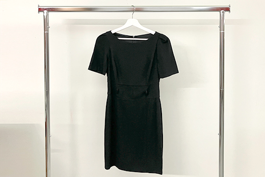 1 VESTITO IN TESSUTO COLORE NERO, LUNGHEZZA 88 CM