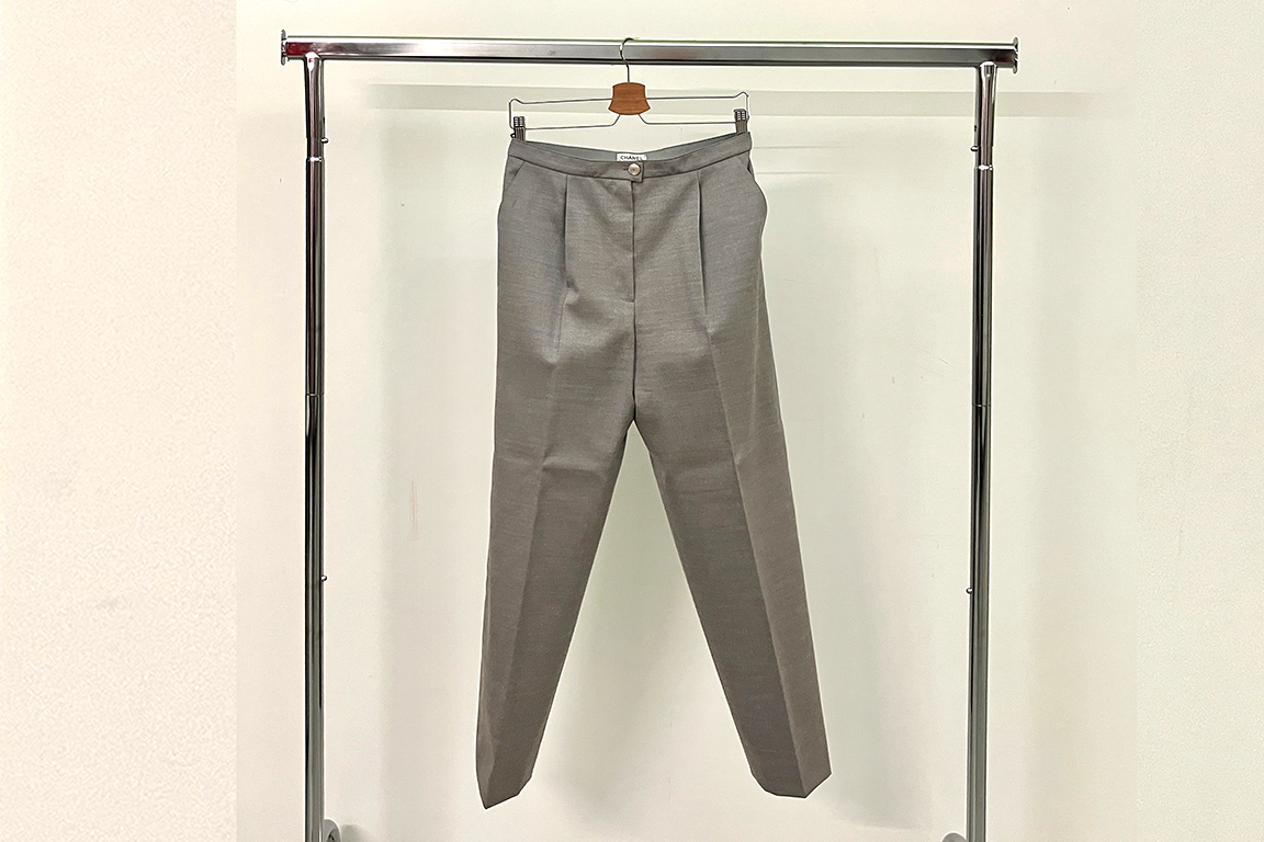 1 PAIO DI PANTALONI DA DONNA “CHANEL” TESSUTO IN LANA, COLORE GRIGIO, TAGLIA 42
