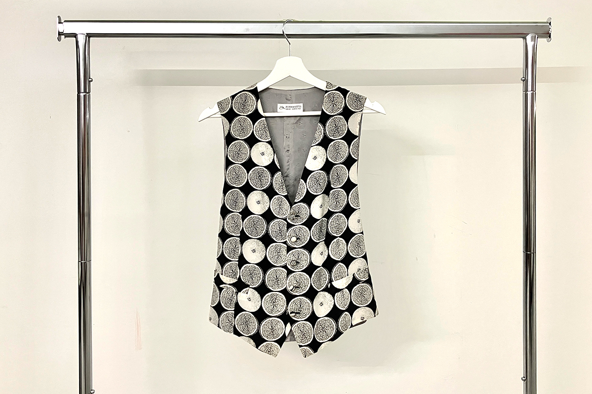 1 GILET “FORNASETTI” TESSUTO IN SETA, COLORE NERO E GRIGIO, CON BOTTONI, FODERA INTERNA COLORE GRIGIO CON DECORI SOLE, TAGLIA L