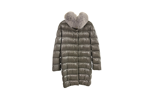 1 CAPPOTTO “HERNO” IN PIUMA D'OCA COLORE GRIGIO CON COLLO IN PELLICCIA RIMOVIBILE, CHIUSURA A BOTTONI, LUNGHEZZA 100 CM
