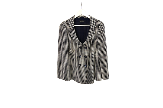 1 GIACCA “MASKA” COLORE BIANCO E NERO A QUADRI, CHIUSURA A BOTTONI, TAGLIA 48, LUNGHEZZA 70 CM