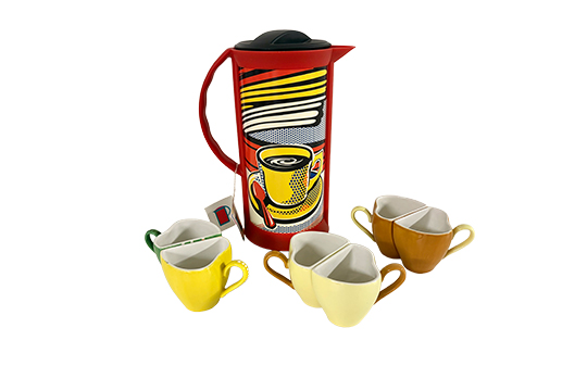 1 THERMOS “ALFIO TASSILLO” IN PLASTICA E INTERNO VETRO CON DECORO IN STILE POP ART E 6 TAZZINE DA CAFFÈ IN PORCELLANA