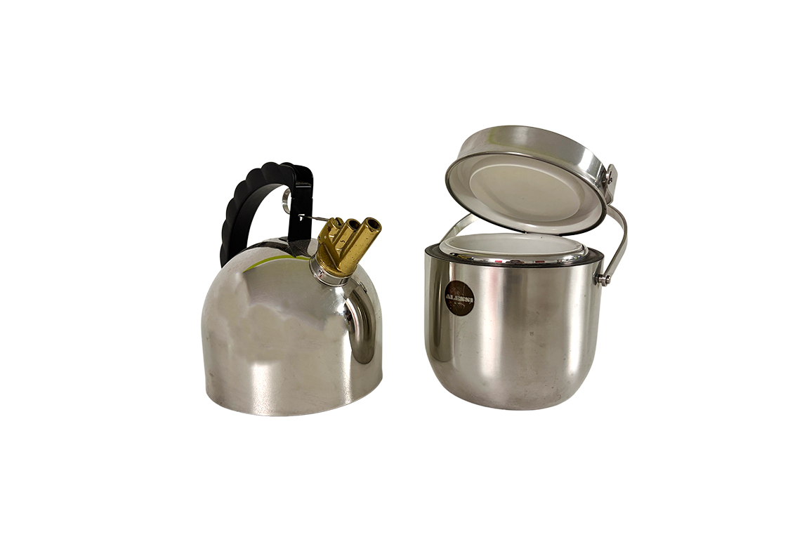 1 BOLLITORE “ALESSI” IN ACCIAIO CON FISCHIETTO IN OTTONE CHE EMETTE UNA MELODIA E 1 SECCHIELLO PER IL GHIACCIO “ALESSI” IN ACCIAIO CON COPERCHIO CON CHIUSURA A SCATTO E CESTELLO INTERNO IN PLASTICA ESTRAIBILE