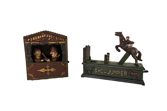 2 SALVADANAI IN GHISA, UNO RAFFIGURANTE MARIONETTE (PUNCH AND JUDY BANK) DIM. 15x18x10 CM E UNO RAFFIGURANTE CAVALLO (SNOWJUMPER) DIM. 23x18x8 CM