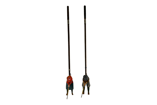 2 MAZZE DA GOLF VINTAGE DA SALOTTO CON FIGURE IN LEGNO NOTE COME “TOMMY GREEN” E “SISSEY LOFTER” DIM. 92 CM (PICCOLI DIFETTI)