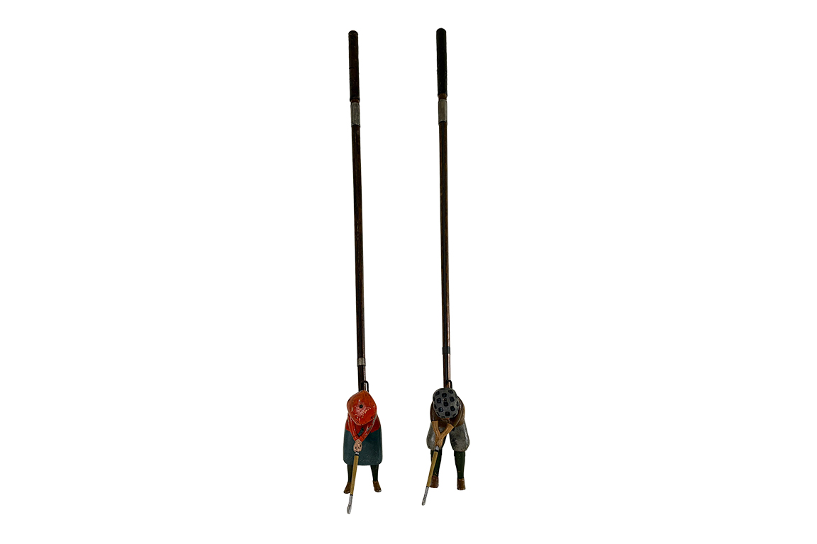 2 MAZZE DA GOLF VINTAGE DA SALOTTO CON FIGURE IN LEGNO NOTE COME “TOMMY GREEN” E “SISSEY LOFTER” DIM. 92 CM (PICCOLI DIFETTI)