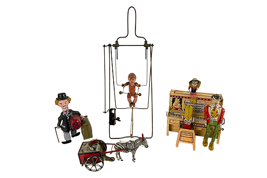 4 GIOCATTOLI VINTAGE IN METALLO DI CUI 1 ACROBATA SU TRAPEZIO, 1 GIOCATTOLO A CARICA MANUALE “CHARLIE CHAPLIN” IL PICCOLO VAGABONDO, 1 GIOCATTOLO PIANOFORTE A CARICA MANUALE “LIL ABNER AND HIS DOGPATCH BAND” E 1 GIOCATTOLO ZEBRA CON CARRETTO (PARTI MANCANTI E PICCOLI DIFETTI)