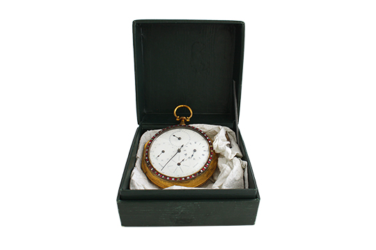 1 OROLOGIO DA CARROZZA DECORATIVO A DOPPIA CASSA, CON QUADRANTE REGOLATORE E DECORAZIONI IN SMALTO, DESTINATO AL MERCATO ORIENTALE, CASSA ESTERNA ED INTERNA IN OTTONE E MEDAGLIONE CON SMALTO, MOVIMENTO A PLATINA COMPLETA, CATENA-FUSO, DISPOSITIVO DI ARRESTO DEL BILANCIERE, BILANCIERE IN ACCIAIO A TRE BRACCI PRODOTTO DA JOSEPH BLUNDY (OROLOGIAIO TRA IL 1772 E IL 1795) DESCRITTO IN “DIE KUTSCHENUHR” DI LUKAS STOLBERG, FORNITO DI SCATOLA (PARTI MANCANTI E PICCOLI DIFETTI)