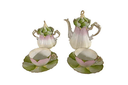 1 SET DA COLAZIONE PER DUE PERSONE, IN PORCELLANA, STILE ART-NOUVEAU, DESIGN FLOREALE CON DELICATE SFUMATURE ROSA E VERDE FOGLIA, COMPOSTO DA CAFFETTIERA, ZUCCHERIERA E 2 TAZZE CON PIATTINO (PICCOLI DIFETTI)