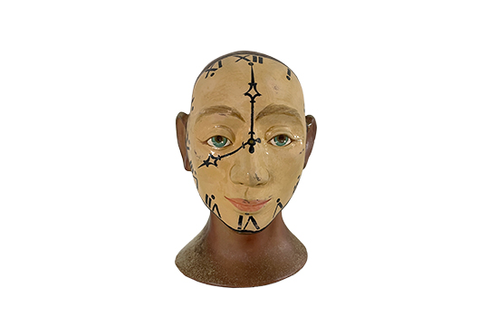 1 DECORAZIONE IN CERAMICA DIPINTA RAFFIGURANTE BUSTO CON OROLOGIO SUL VOLTO DIM. 17x27 CM (PICCOLI DIFETTI)