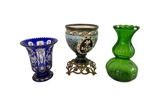 3 VASI DI CUI UNO IN CERAMICA FINEMENTE DIPINTA CON DECORI FLOREALI E BASE IN METALLO DIM. 16x22 CM, UNO IN VETRO BLU E DECORI FLOREALI DIM. 14x16 CM E UNO IN VETRO VERDE DIM. 14x22 CM