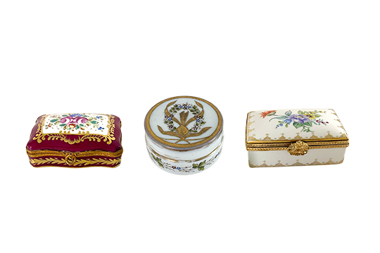3 COFANETTI PORTAGIOIE IN PORCELLANA FINEMENTE DIPINTA CON DOCORO FIORI E INSERTI DORATI (UNA FIRMATA LIMOGES) DIM. 14x6x9 CM – DIM. 11x6 CM – DIM. 14x7x10 CM