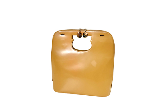 1 BORSA SALVATORE FERRAGAMO IN PELLE COLORE BEIGE, MANICI SAGOMATI, PORTABILITÀ A MANO, SENZA TRACOLLA, SEGNI D'USURA DIM. 35x38x10 CM