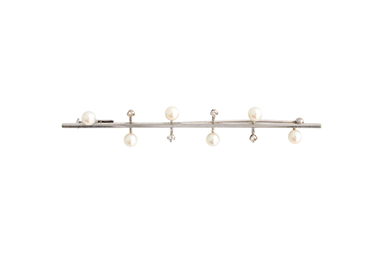 1 SPILLA IN O.B. 18 KR. CON PERLE DA 4,00 MM E BRILLANTI PER COMPL. KT. 0,08 C.a GR. TOT. 5,20