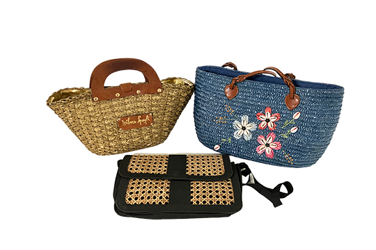 3 BORSE ESTIVE: 1 WILMA SPAGLI DORATA DIM. 43x20x16 CM, 1 CON FIORI DI RAFIA DIM. 40x24x17 CM, 1 IN MIDOLLINO DIM. 32x23x6CM