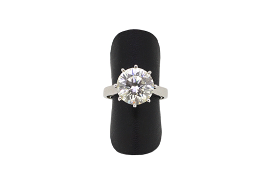 1 ANELLO IN O.B. 18 KR. CHE INCASTONA BRILLANTE SOLITARIO DI KT. 4,90 C.a CLASSIFICABILE: PUREZZA SI-I1, COLORE M-N (CAPE) GR. TOT. 5,15