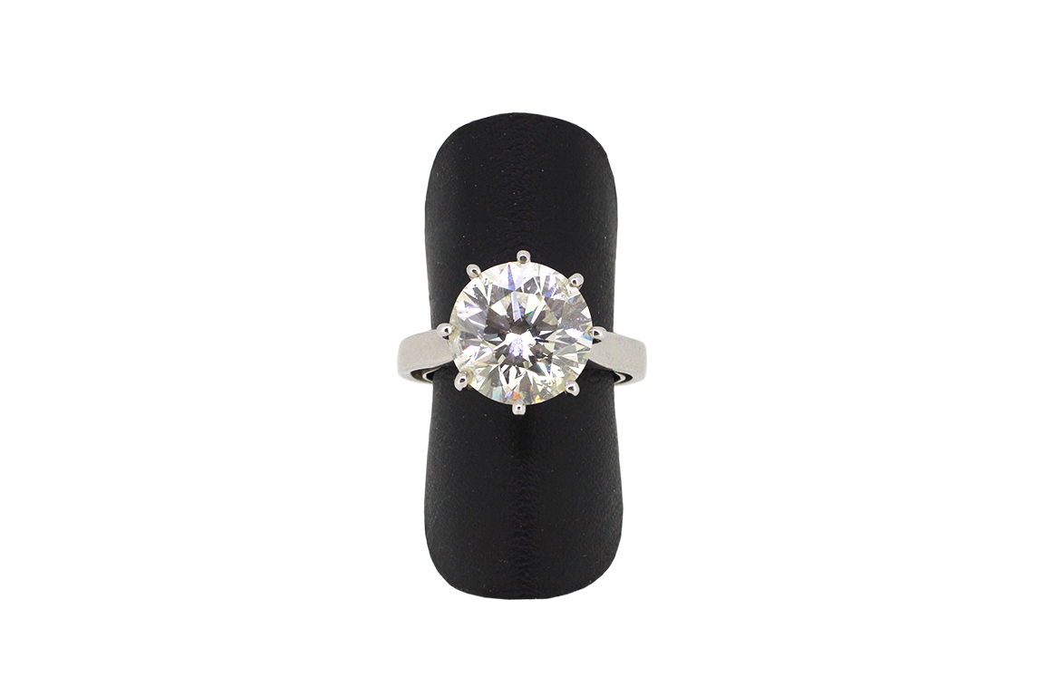 1 ANELLO IN O.B. 18 KR. CHE INCASTONA BRILLANTE SOLITARIO DI KT. 4,90 C.a CLASSIFICABILE: PUREZZA SI-I1, COLORE M-N (CAPE) GR. TOT. 5,15