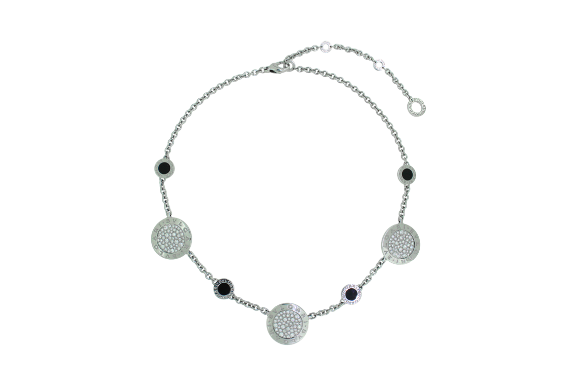 1 COLLANA IN O.B. 18 KR. FIRMATA BVLGARI “BVLGARI BVLGARI” CHE INCASTONA DISCHI IN PR. ONICE E BRILLANTI PER COMPL. KT. 1,90 C.a GR. TOT. 38,65