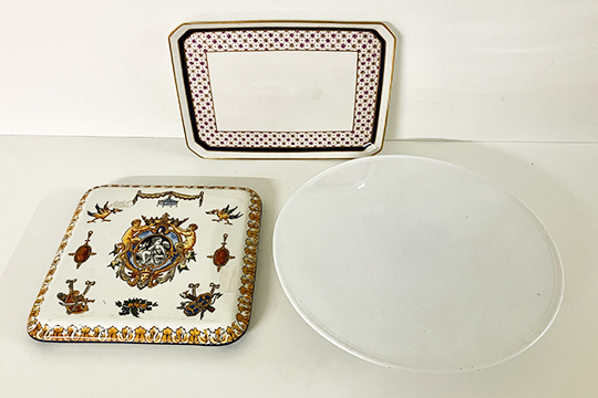 1 ALZATA PER DOLCI ROTONDA, VINTAGE, IN PORCELLANA VILLEROY & BOCH DIM. 34x7 CM, 1 SOTTOPENDOLA QUADRATO IN CERAMICA DIPINTA GIEN FRANCE DIM. 26x26x4 CM E 1 VASSOIO RETTANGOLARE IN CERAMICA DIM. 30x23x2 CM