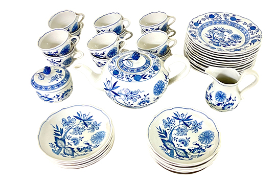 1 TEIERA, 1 LATTIERA, 1 ZUCCHERIERA, 12 TAZZE DA TÈ (SENZA PIATTINO), 12 PIATTI DOLCE DIM. 19 CM E 12 PIATTI PANE DIM. 14 CM, PORCELLANA HUTSCHENREUTHER SELB, DECORO BLU ZWIEBELMUSTER