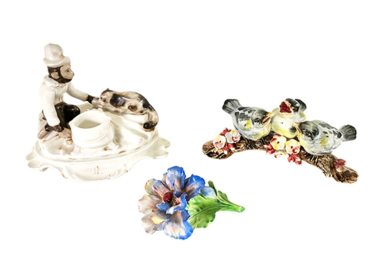 3 SOPRAMMOBILI IN PORCELLANA; 1 SCIMMIA DIM. 17x15x11 CM, 1 RAMO CON UCCELLINI DIM. 18x10x9 CM E 1 FIORE DIM. 11x5x9 CM 