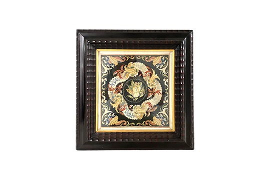 1 TELA RICAMATA A MEZZO PUNTO CON MOTIVI FLOREALI CON CORNICE IN LEGNO SCURO E VETRO DI PROTEZIONE DIM. 25x27 CM