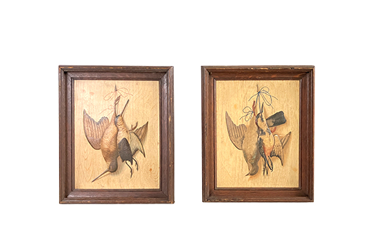 2 STAMPE SU CARTA RAFFIGURANTI TROFEI DI CACCIA, EFFETTO TROMPE L'OEIL, STILE MICHELANGELO MEUCCI, CON CORNICE IN LEGNO, PICCOLI DIFETTI DIM. 29x37 CM