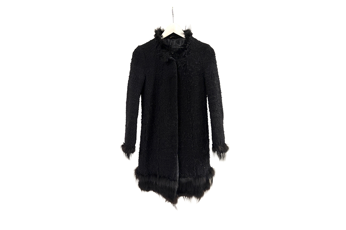 1 CAPPOTTO “ERMANNO SCERVINO” IN LANA COLORE NERO, CON COLLO E DETTAGLI IN PELLICCIA, CHIUSURA A BOTTONI, LUNGHEZZA 90 CM