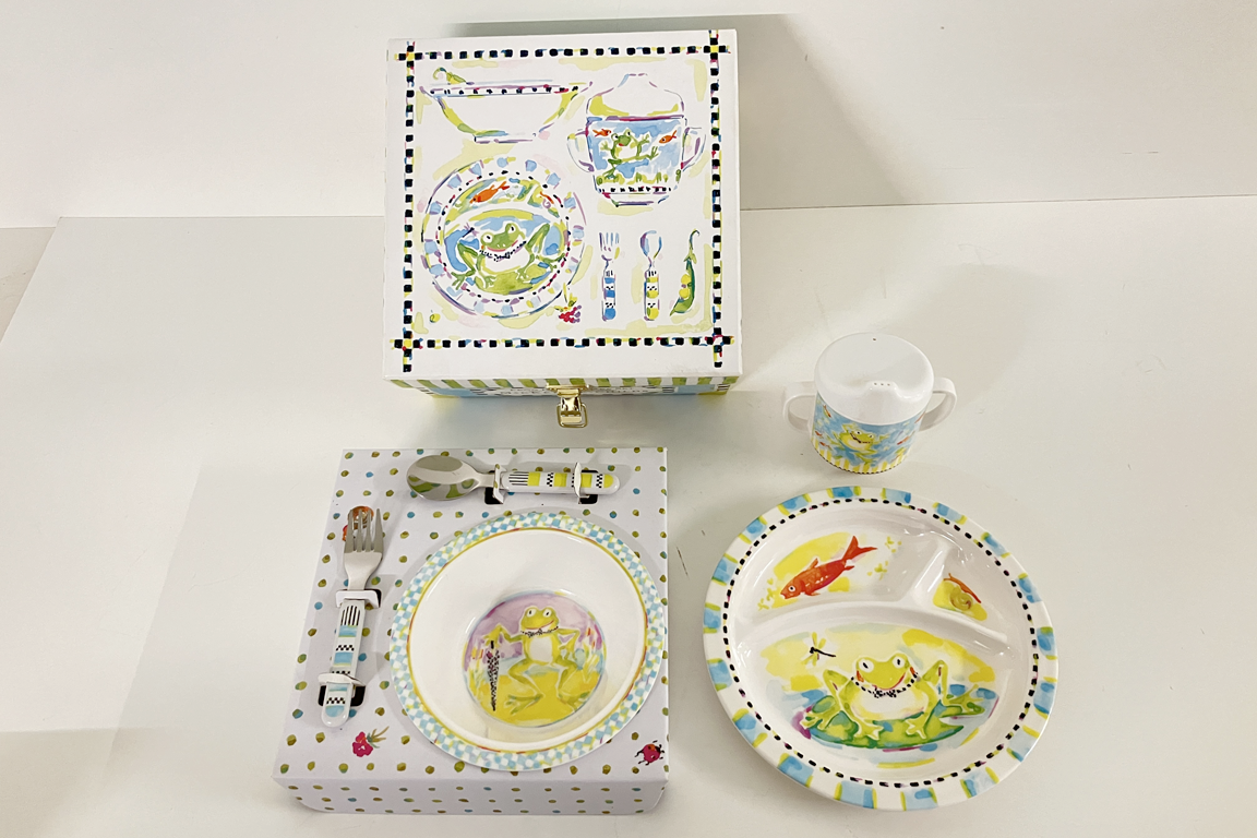 1 SET PAPPA MACKENZIE-CHILDS “FROG TODDLER'S DINNERWARE SET” COMPOSTO DA 2 PIATTI, 1 TAZZA CON MANICI E BECCUCCIO, FORCHETTA E CUCCHIAINO CON SCATOLA ORIGINALE